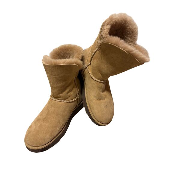 UGG Size 6 Classic Cuff Short Boot Shearling Style Women’s Boots - Picture 1 of 9